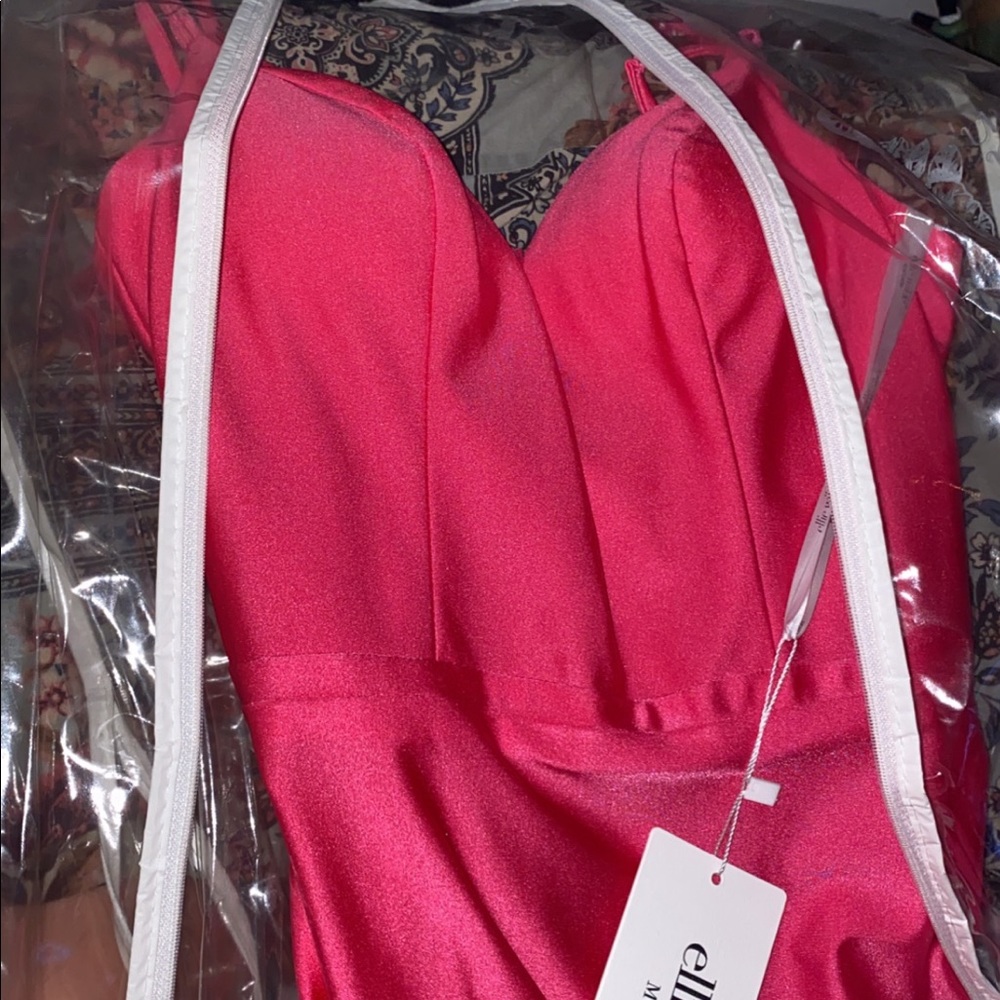 Ellie Wilde prom dress size 4 - Picture 6 of 7